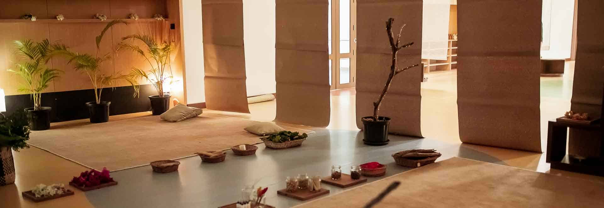 The fragrant elements arranged in the waiting hall.